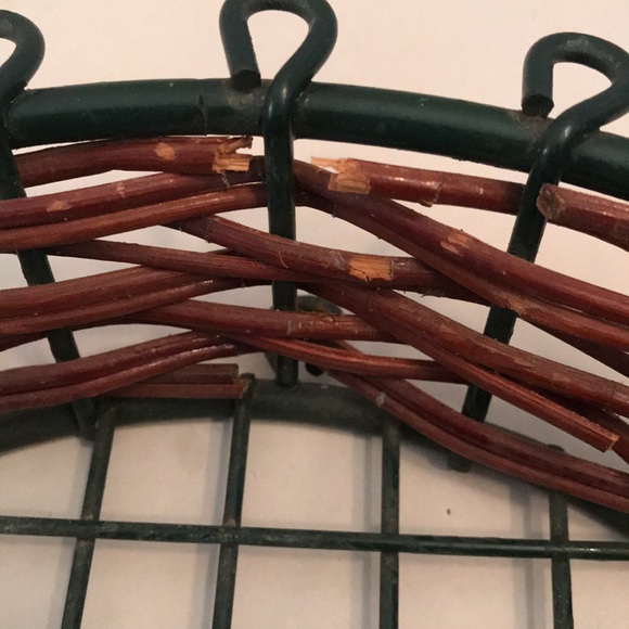 Metal & Wicker Pie Holder 10” - Picture 4 of 6